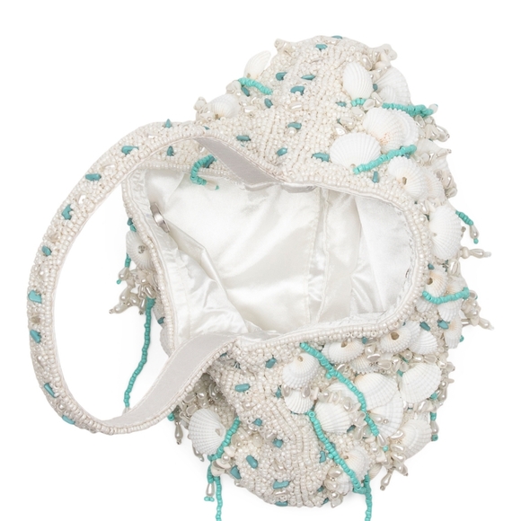 Chic Shell-Embellished Shoulder Handbag - Picture 3 of 4